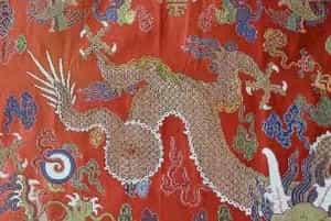 红色地五彩云蝠龙凤纹妆花缎袍料 - 故宫织绣类藏品