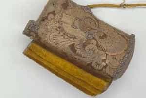 绛色缎金银丝绣花叶纹御用撒袋 - 故宫武备仪仗类藏品
