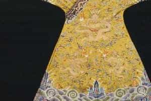 香色缎绣云金龙纹袷袍 - 故宫织绣类藏品