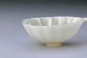 痕都斯坦白玉单耳叶式杯 - 故宫玉石器藏品