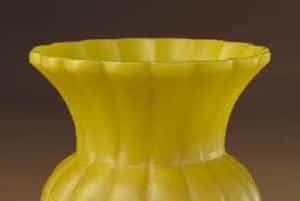 雍正款黄玻璃菊瓣式渣斗 - 故宫玻璃器藏品