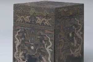万历款黑漆彩绘嵌螺钿龙纹箱 - 故宫家具类藏品