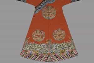 杏黄色缎缀绣八团云龙女夹龙袍 - 故宫织绣类藏品