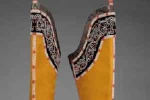 黄云缎勾藤米珠靴 - 故宫织绣类藏品