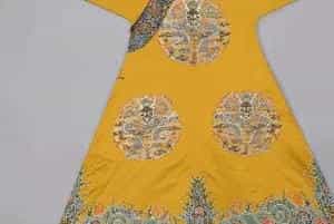 明黄色八团云龙寿字妆花缎女夹龙袍 - 故宫织绣类藏品