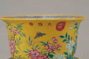 黄地粉彩花蝶圆盆、奁 - 故宫陶瓷器藏品