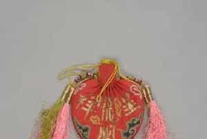 红色缎平金锁线绣龙凤呈祥活计 - 故宫织绣类藏品