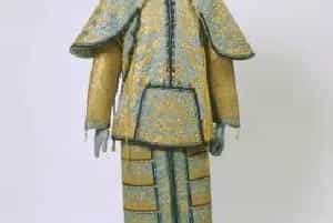 月白缎绣金龙铜钉棉甲 - 故宫织绣类藏品