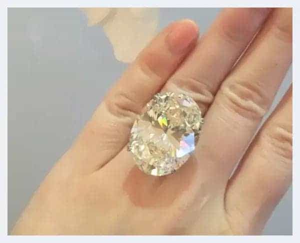 80克拉大钻戒秒杀众星婚戒 分量感和美感谁是赢家？_第2张