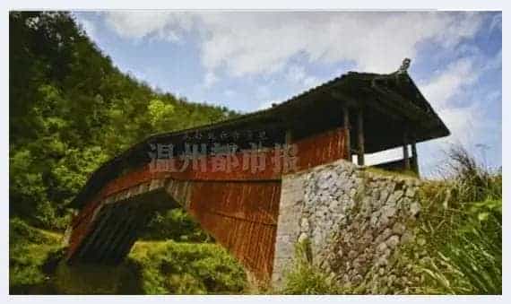 游客在国家重点文物泰顺一廊桥上用明火烧烤_第2张