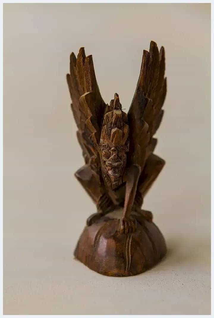 抽象兔子木雕,用说明文字介绍一件工艺品_第1张