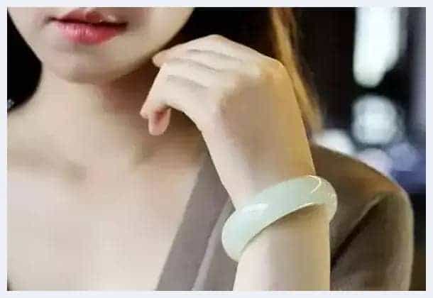 女人长期佩戴“玉手镯”,或能收获这7个好处,希望你会喜欢_第6张