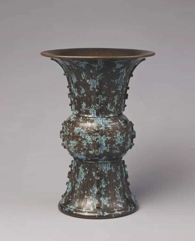 仿古铜彩出戟尊 - 故宫陶瓷器藏品_第1张