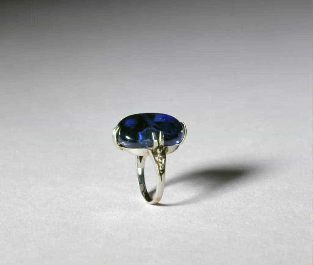 白金镶蓝宝石戒指 - 故宫玉石器藏品_第1张