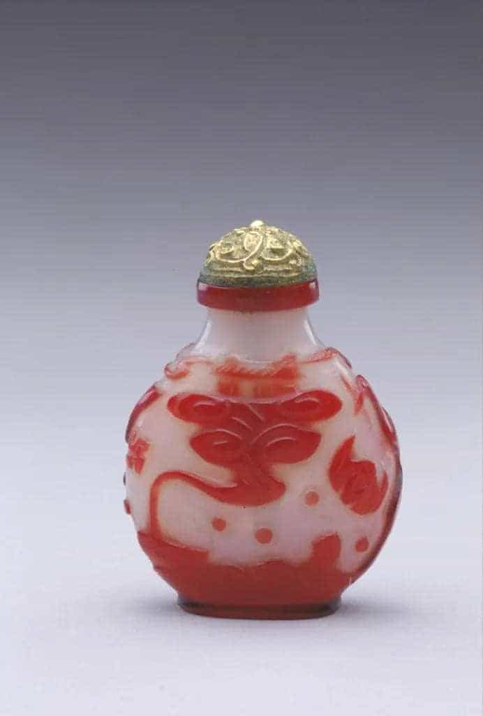 白套红色玻璃仙阁图鼻烟壶 - 故宫生活器具类藏品_第2张