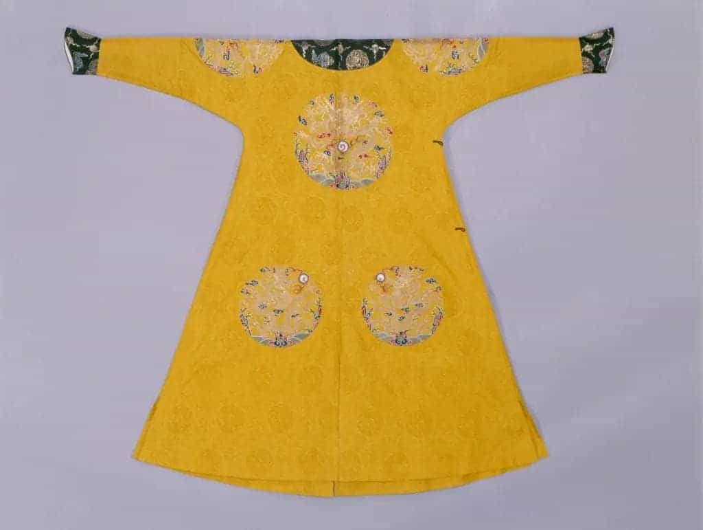 明黄色纱缀绣八团龙袍 - 故宫织绣类藏品_第2张