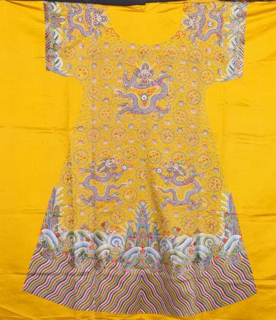 明黄色缎地缉米珠绣龙袍料 - 故宫织绣类藏品_第1张