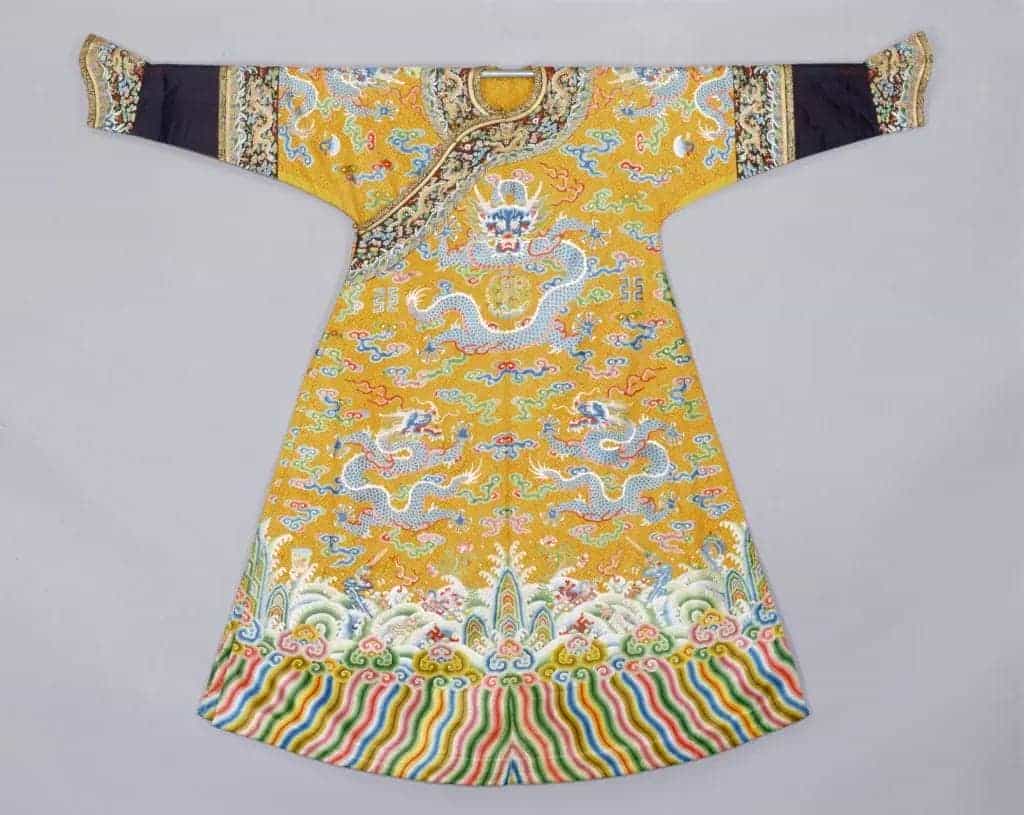 明黄色纱双面绣万字地云龙单袍 - 故宫织绣类藏品_第1张