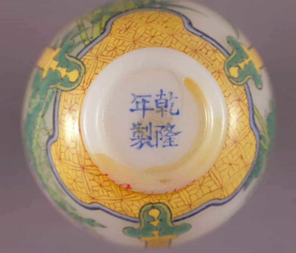 乾隆款玻璃胎画珐琅花卉纹瓶 - 故宫玻璃器藏品_第4张