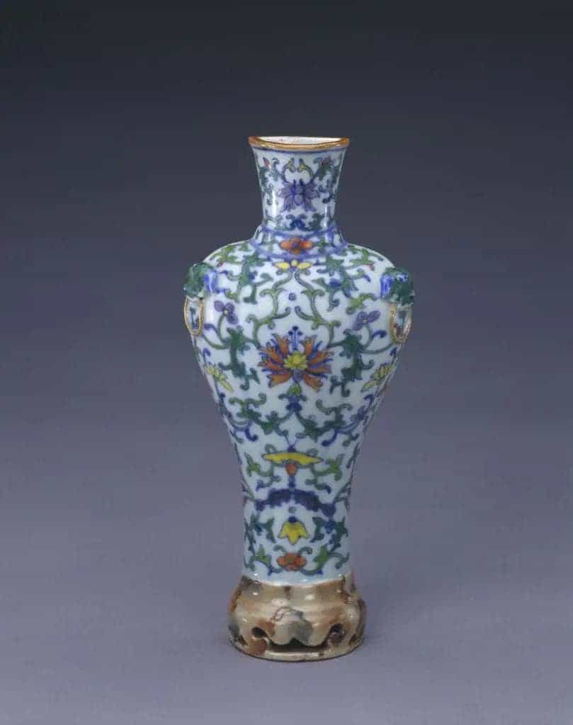 斗彩缠枝莲兽耳壁瓶 - 故宫陶瓷器藏品_第1张