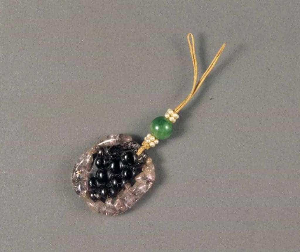 碧玺雕松鼠葡萄佩 - 故宫首饰类藏品_第1张