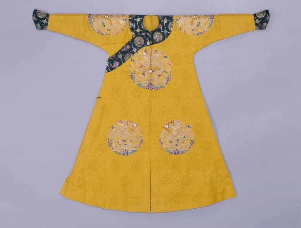 明黄色纱缀绣八团龙袍 - 故宫织绣类藏品_第1张