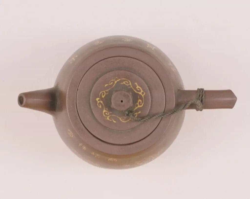 宜兴窑“阿曼陀室”款紫砂描金山水纹茶壶 - 故宫陶瓷器藏品_第2张