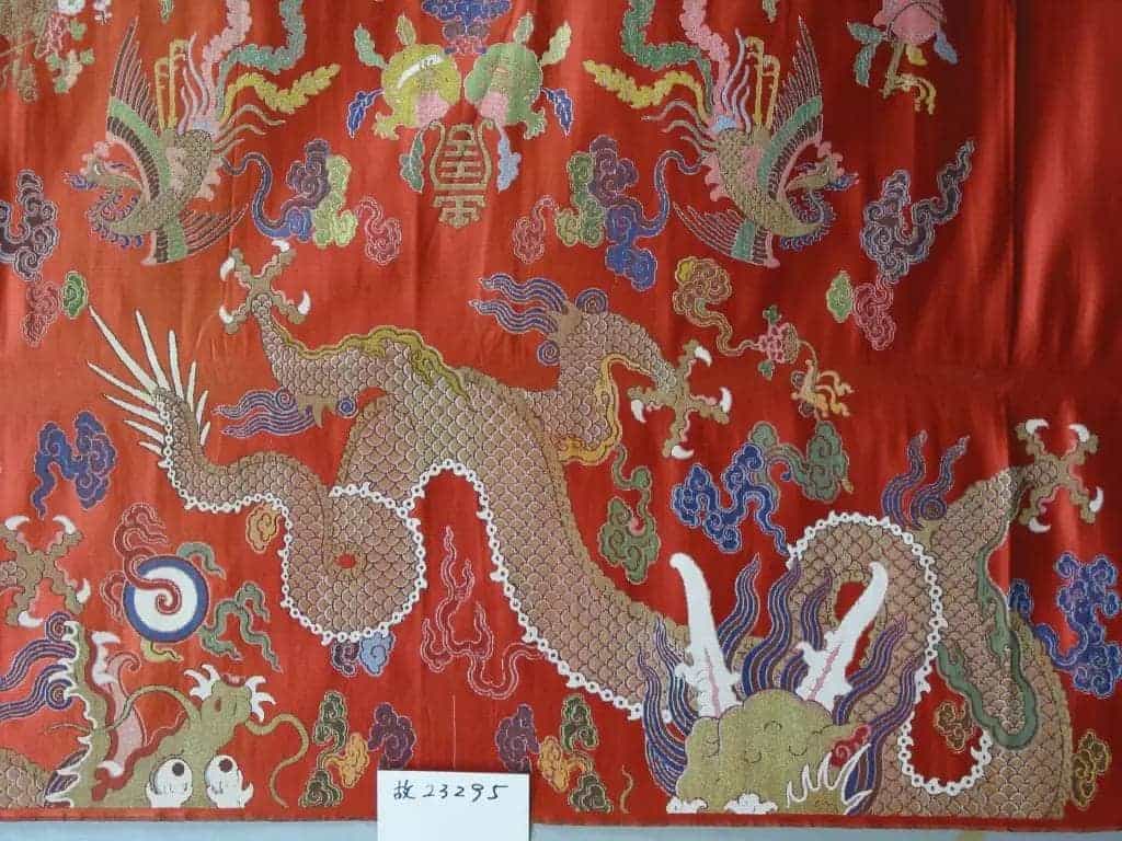 红色地五彩云蝠龙凤纹妆花缎袍料 - 故宫织绣类藏品_第1张