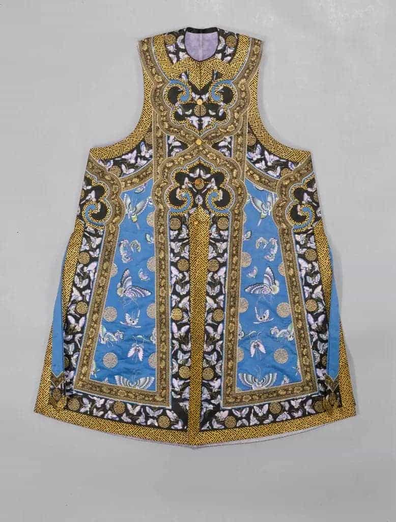 品月缎彩绣百蝶团寿字女大夹坎肩 - 故宫织绣类藏品_第1张