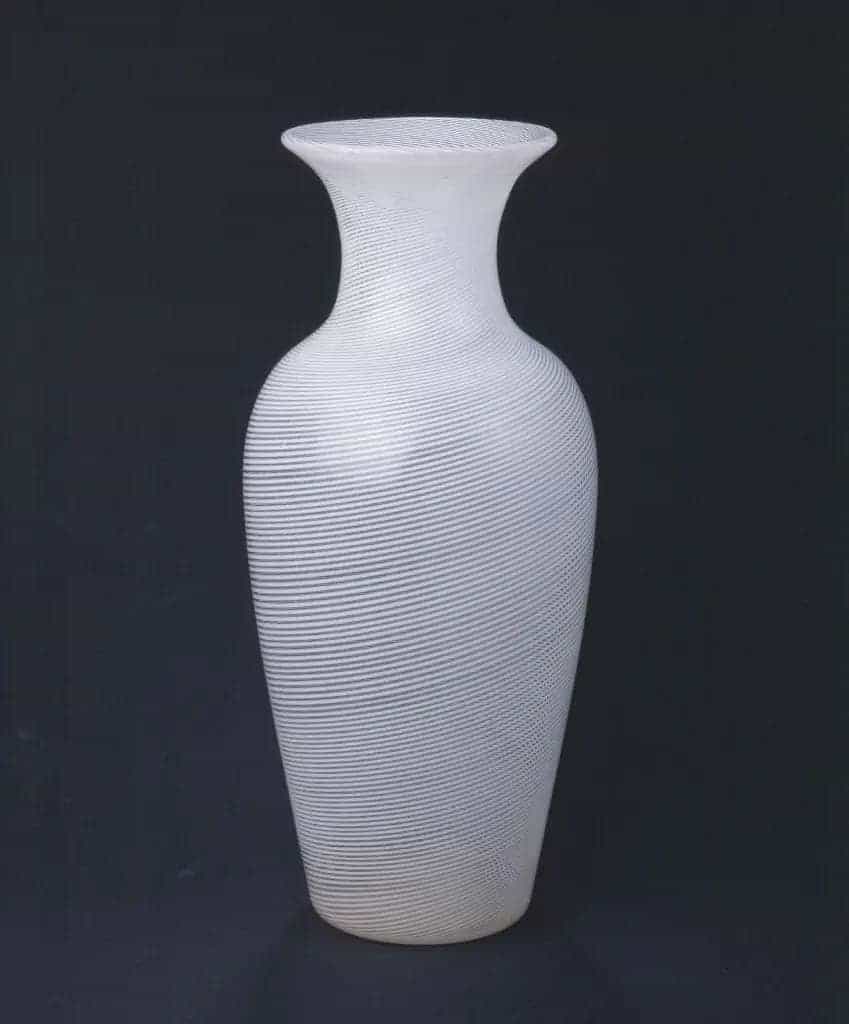 白色缠丝玻璃瓶 - 故宫玻璃器藏品_第1张