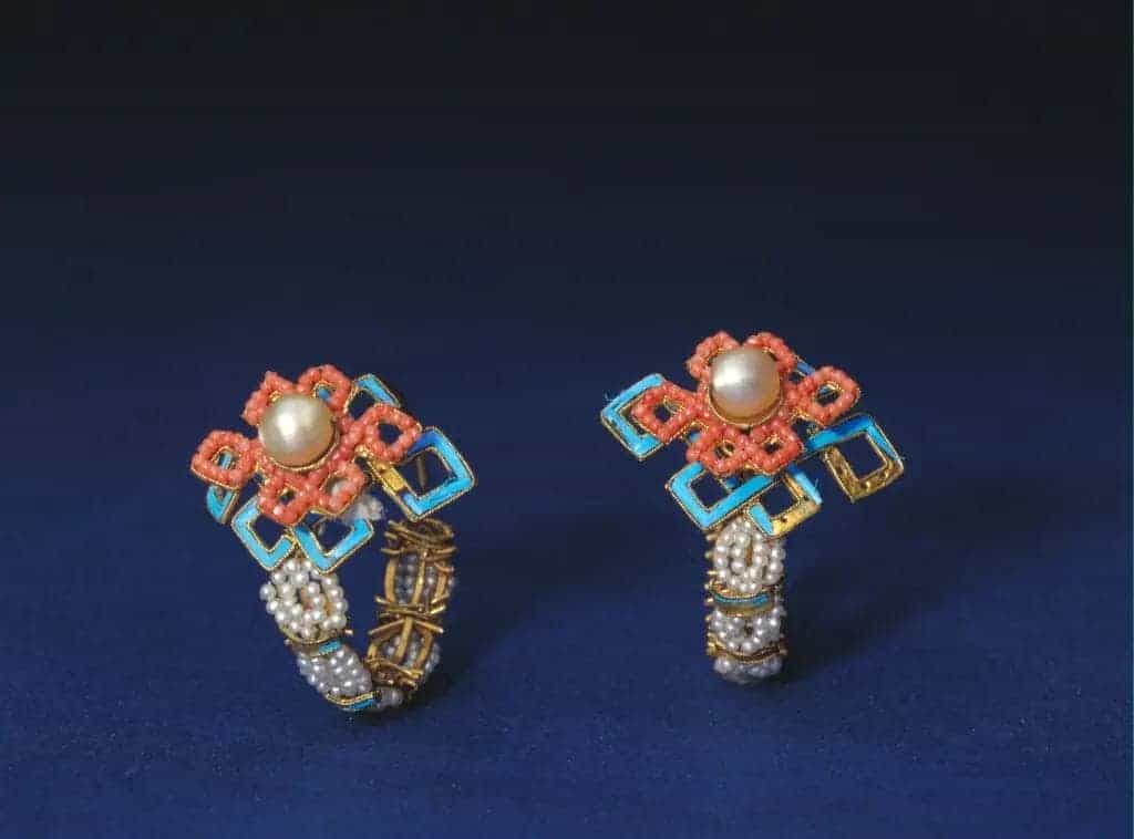 金嵌珠宝点翠盘长式耳环 - 故宫首饰类藏品_第1张