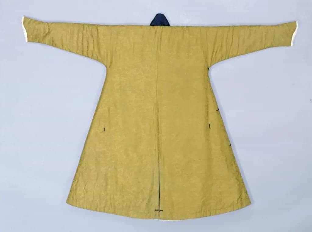 香色夔龙凤暗花绸皮行服袍 - 故宫织绣类藏品_第2张