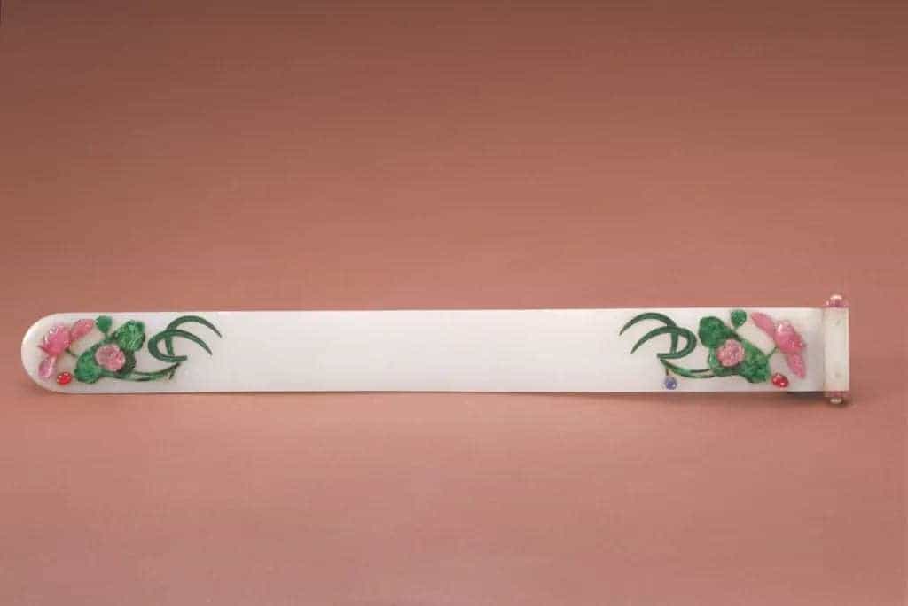 白玉嵌莲荷纹扁方 - 故宫首饰类藏品_第1张