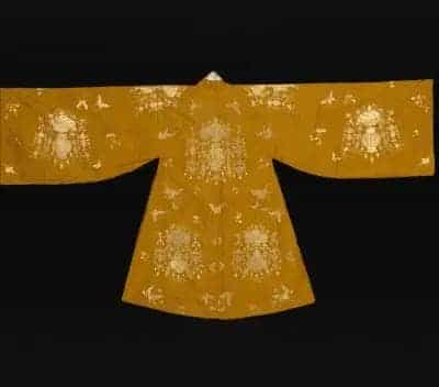 香色暗花纱平金绣灯笼折枝花蝶纹女帔 - 故宫音乐戏曲类藏品_第2张