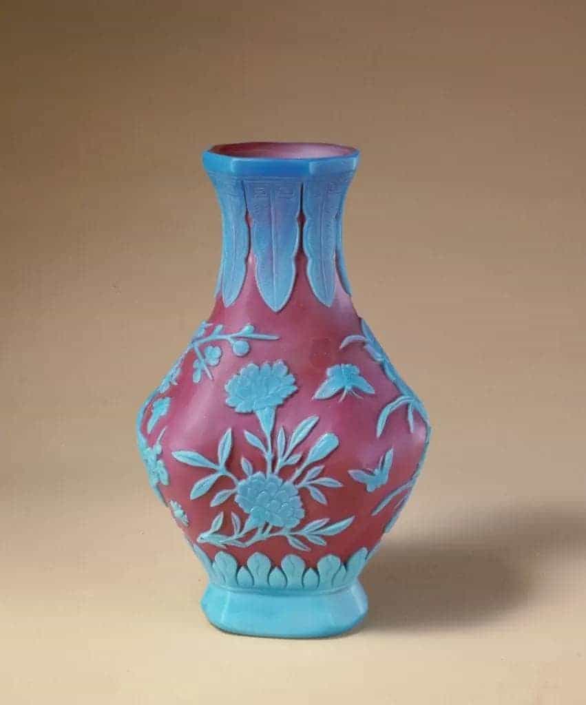 乾隆款豇豆红套蓝玻璃花蝶纹瓶 - 故宫玻璃器藏品_第1张