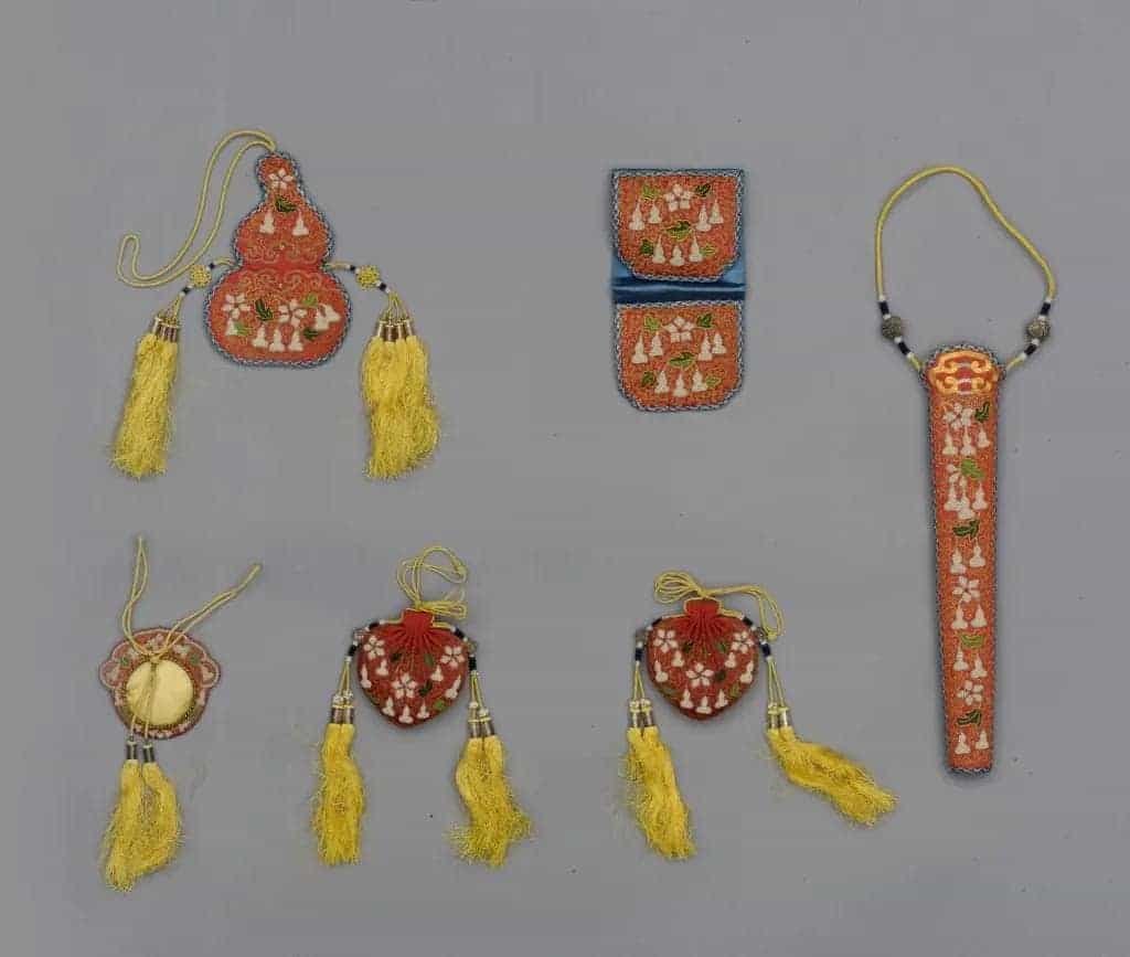 红色缎串珠绣葫芦活计 - 故宫织绣类藏品_第1张