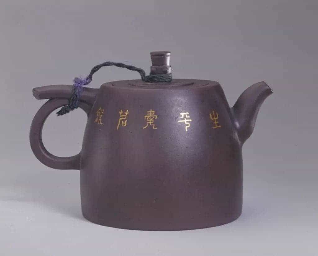 宜兴窑“阿曼陀室”款紫砂描金山水纹茶壶 - 故宫陶瓷器藏品_第1张