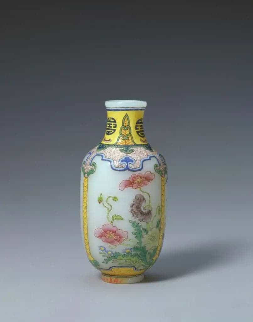 乾隆款玻璃胎画珐琅花卉纹瓶 - 故宫玻璃器藏品_第1张