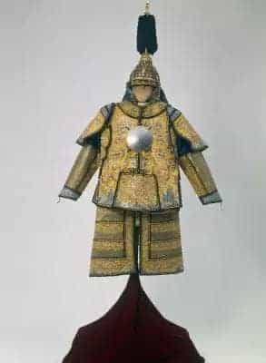 黄色缎绣金龙纹铜钉乾隆帝御用棉甲 - 故宫武备仪仗类藏品_第1张