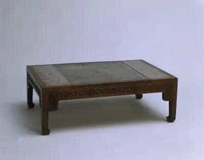楠木雕花框镶银刻比例表炕桌 - 故宫家具类藏品_第1张