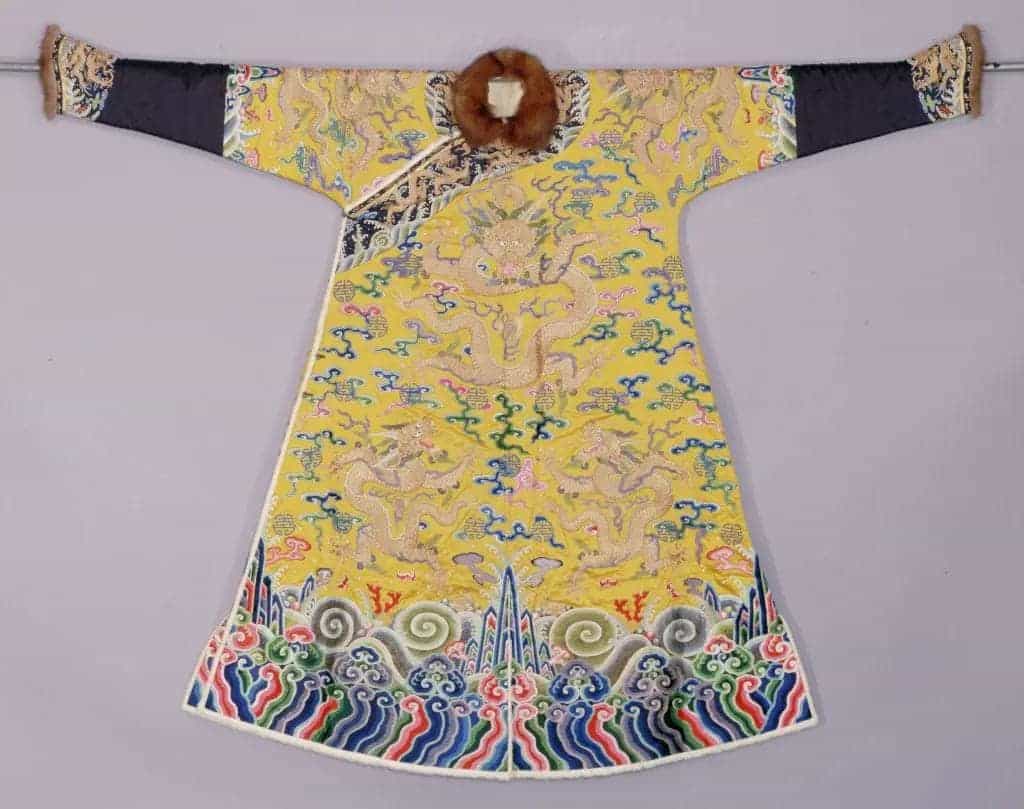 明黄缎绣彩云蝠金龙银鼠皮龙袍 - 故宫织绣类藏品_第1张