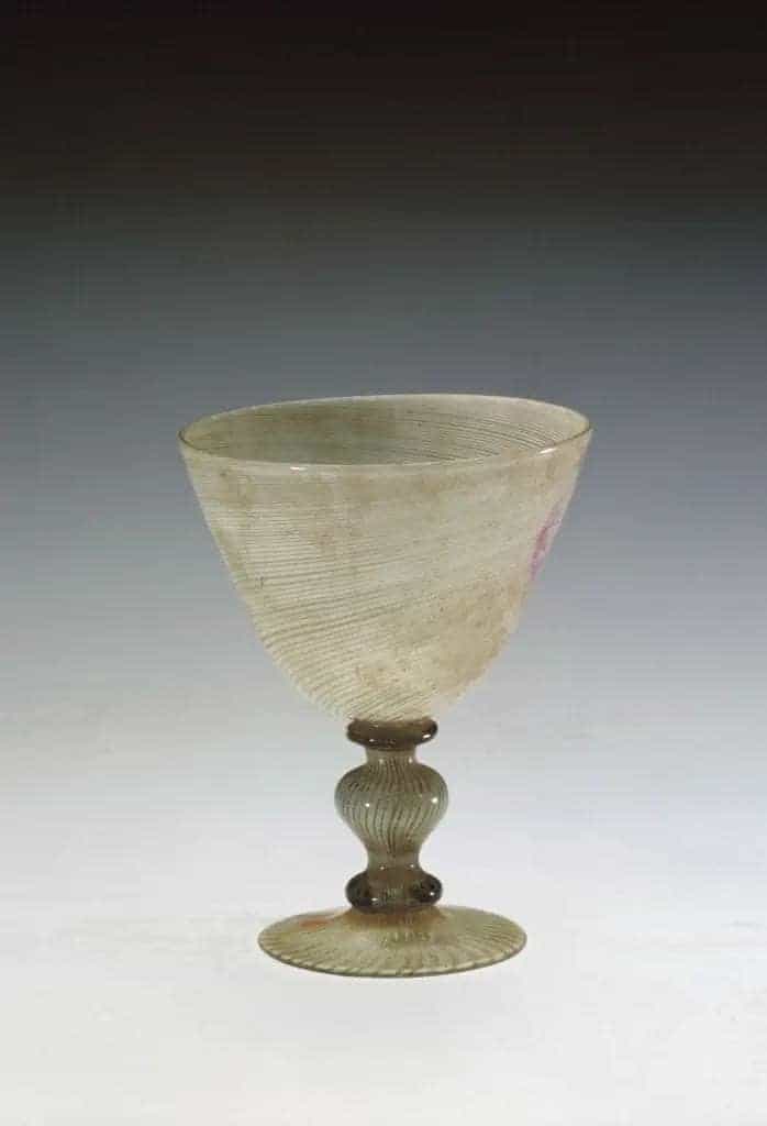 白色缠丝玻璃高足杯 - 故宫玻璃器藏品_第1张