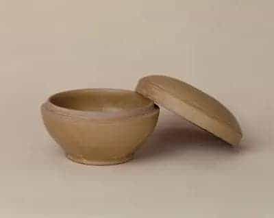 越窑青釉刻莲花纹盒 - 故宫陶瓷器藏品_第1张