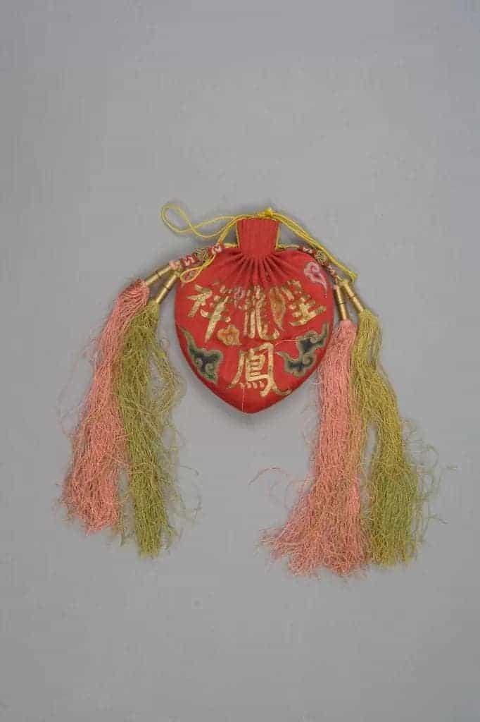 红色缎平金锁线绣龙凤呈祥活计 - 故宫织绣类藏品_第2张