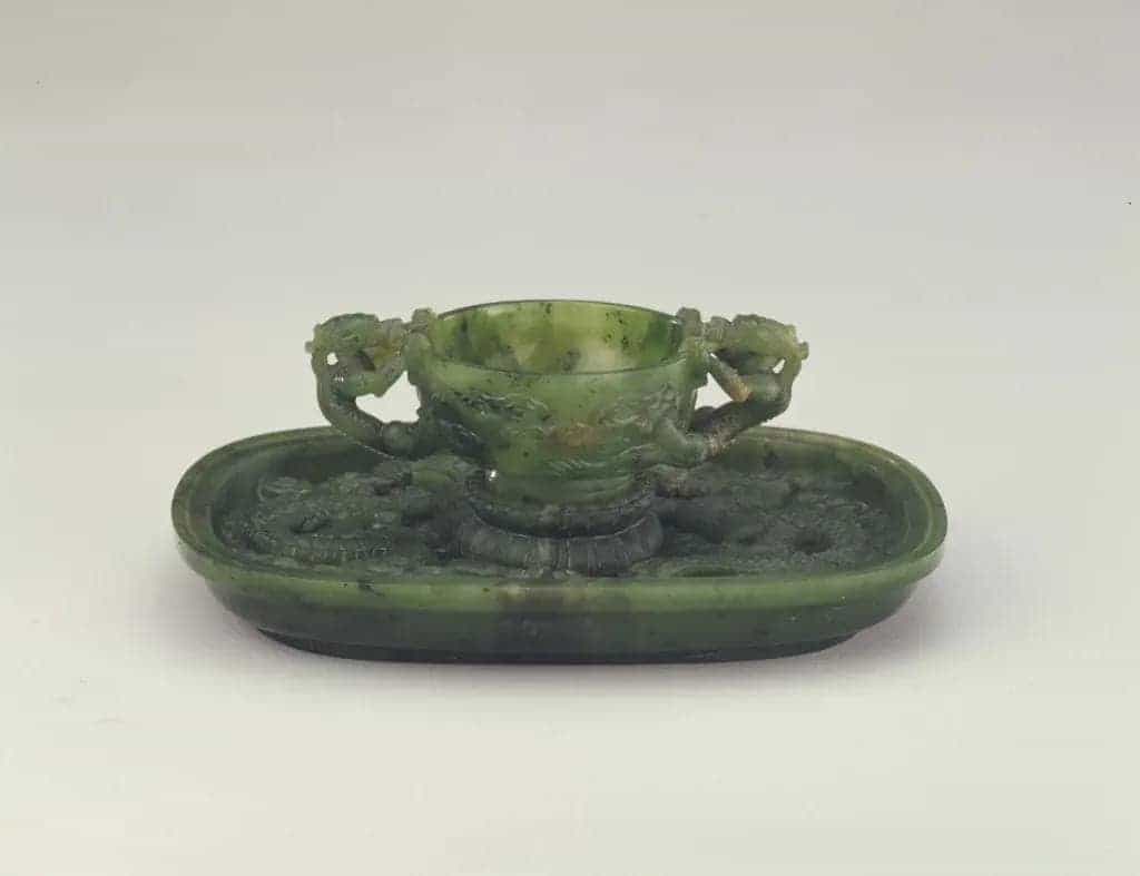 碧玉龙耳带托杯 - 故宫玉石器藏品_第1张