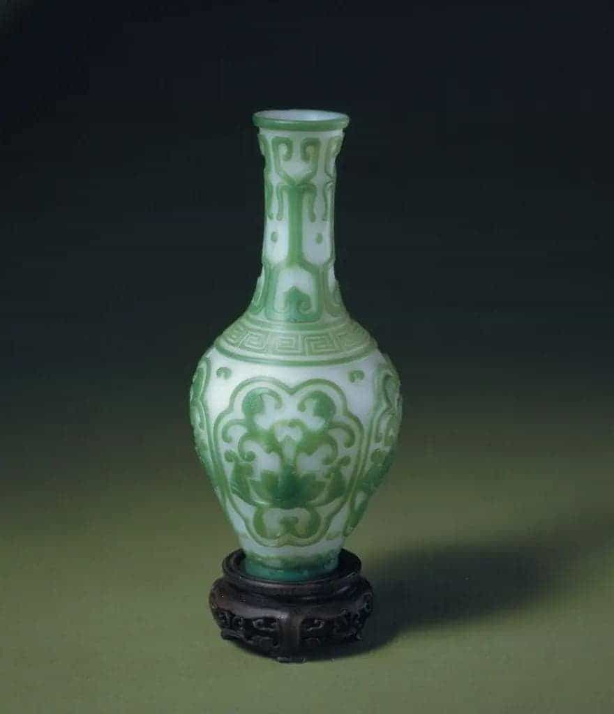 白套绿玻璃开光花卉纹瓶 - 故宫玻璃器藏品_第1张