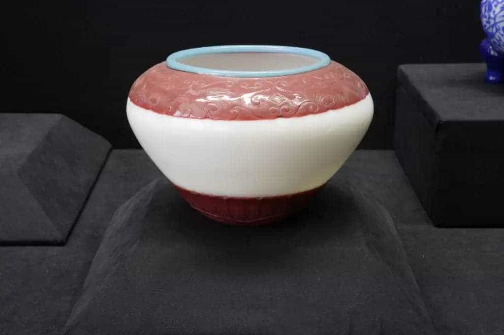 乾隆款白套红玻璃莲瓣纹钵 - 故宫玻璃器藏品_第1张