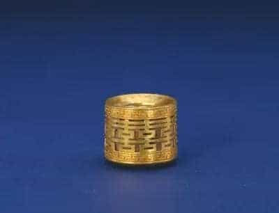 双喜字錾金扳指 - 故宫首饰类藏品_第1张