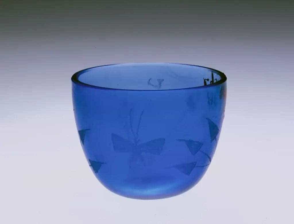 道光款蓝色透明玻璃花草蝴蝶纹杯 - 故宫玻璃器藏品_第1张