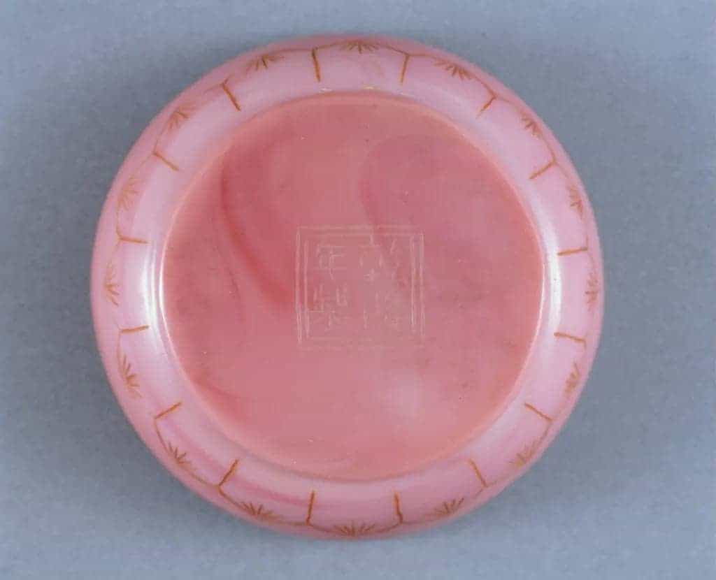 乾隆款朱粉红色玻璃戗金缠枝花纹三式 - 故宫玻璃器藏品_第2张